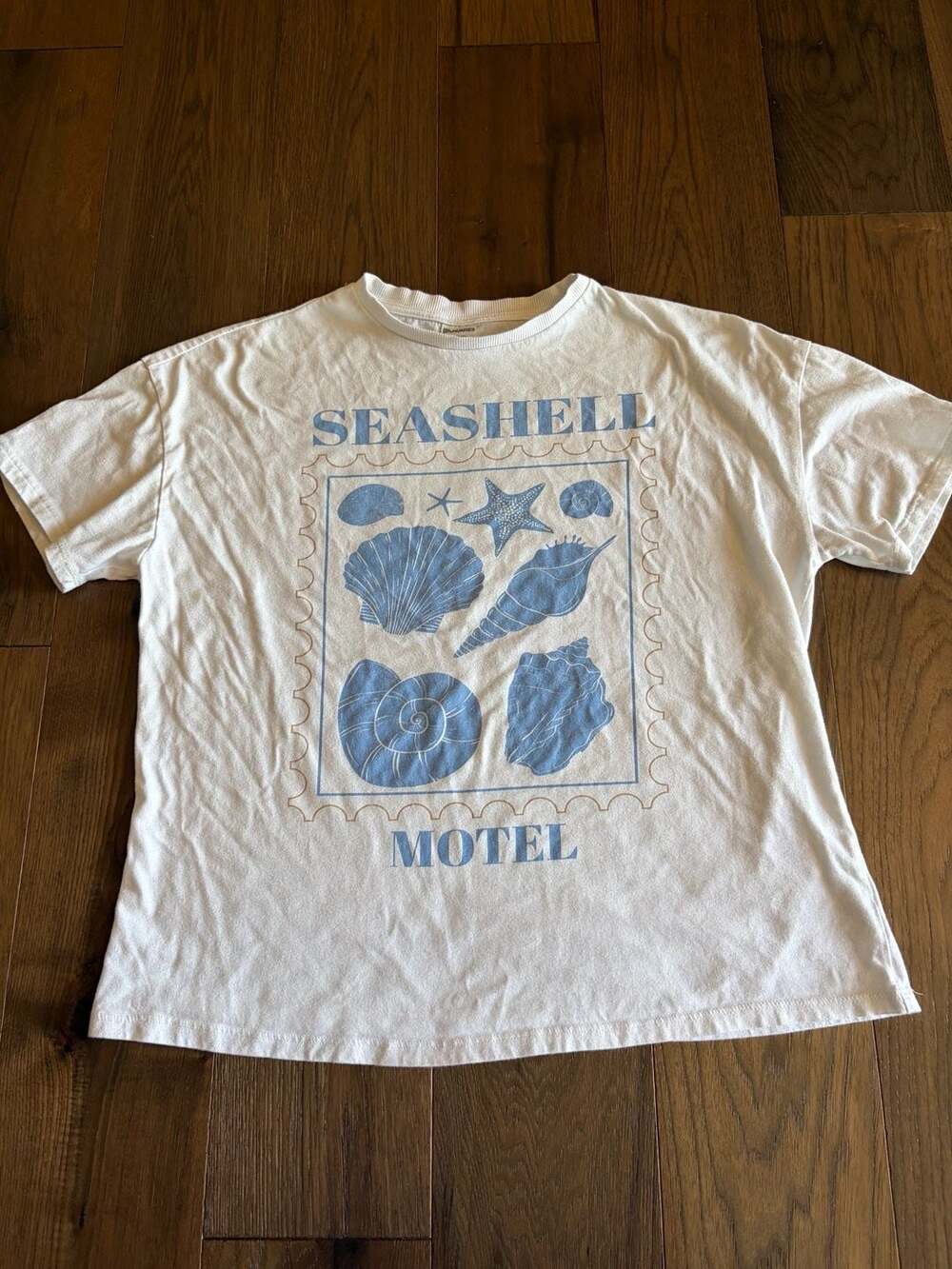 No Boundaries Seashell Motel Graphic T-Shirt Size M 8-10 womens